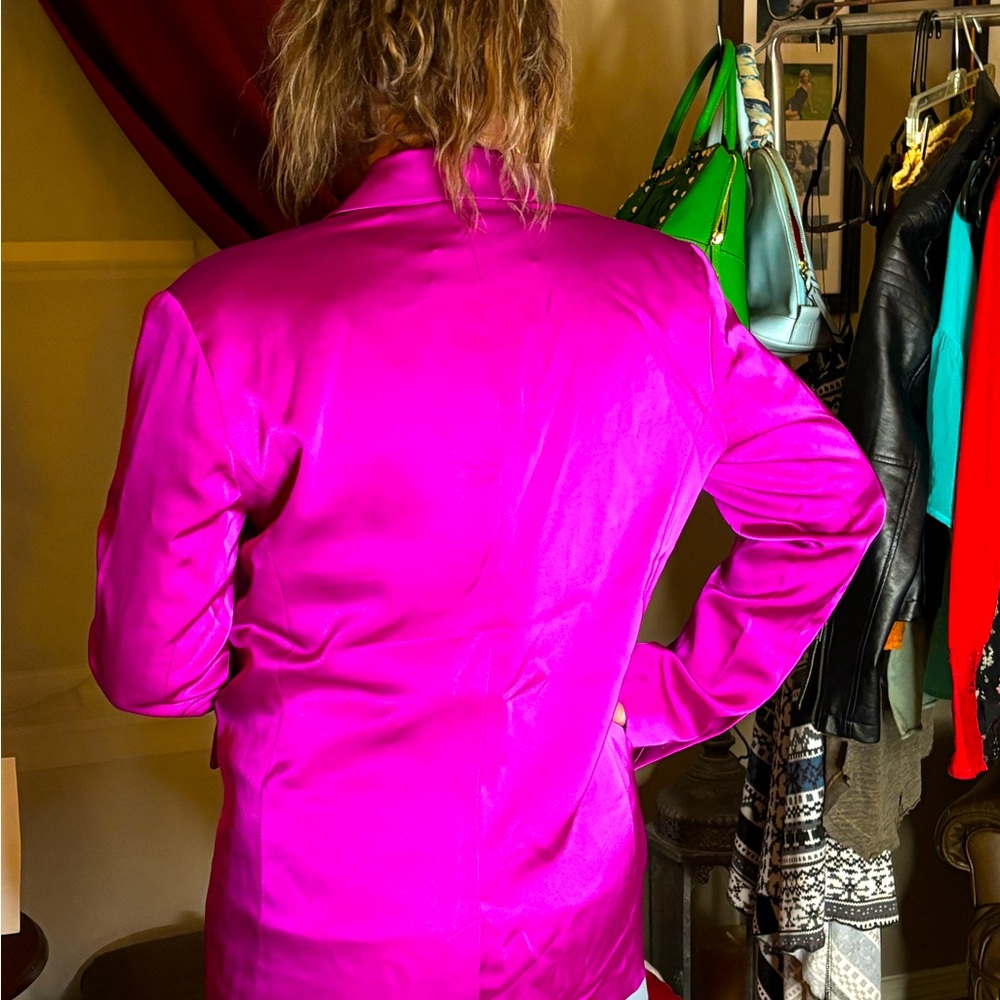 Over sized satin material blazer from the Noli Shop